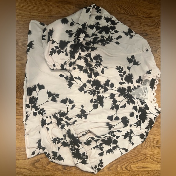 The Odells robin top Floral Black White small revolve $238
Anthropologie chic - Picture 3 of 8